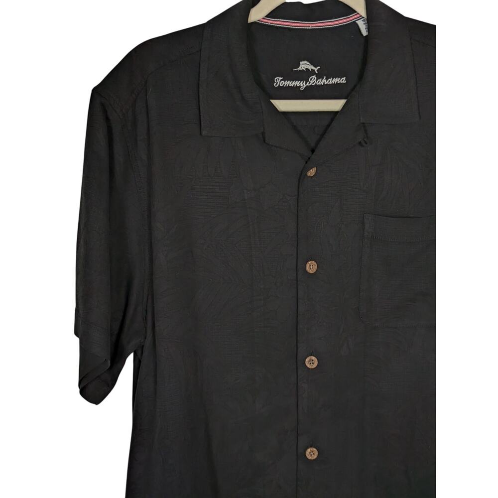 Tommy Bahama Men's Medium 100% Silk Black Hawaiian Short Sleeve Button up Shirt - Picture 2 of 8
